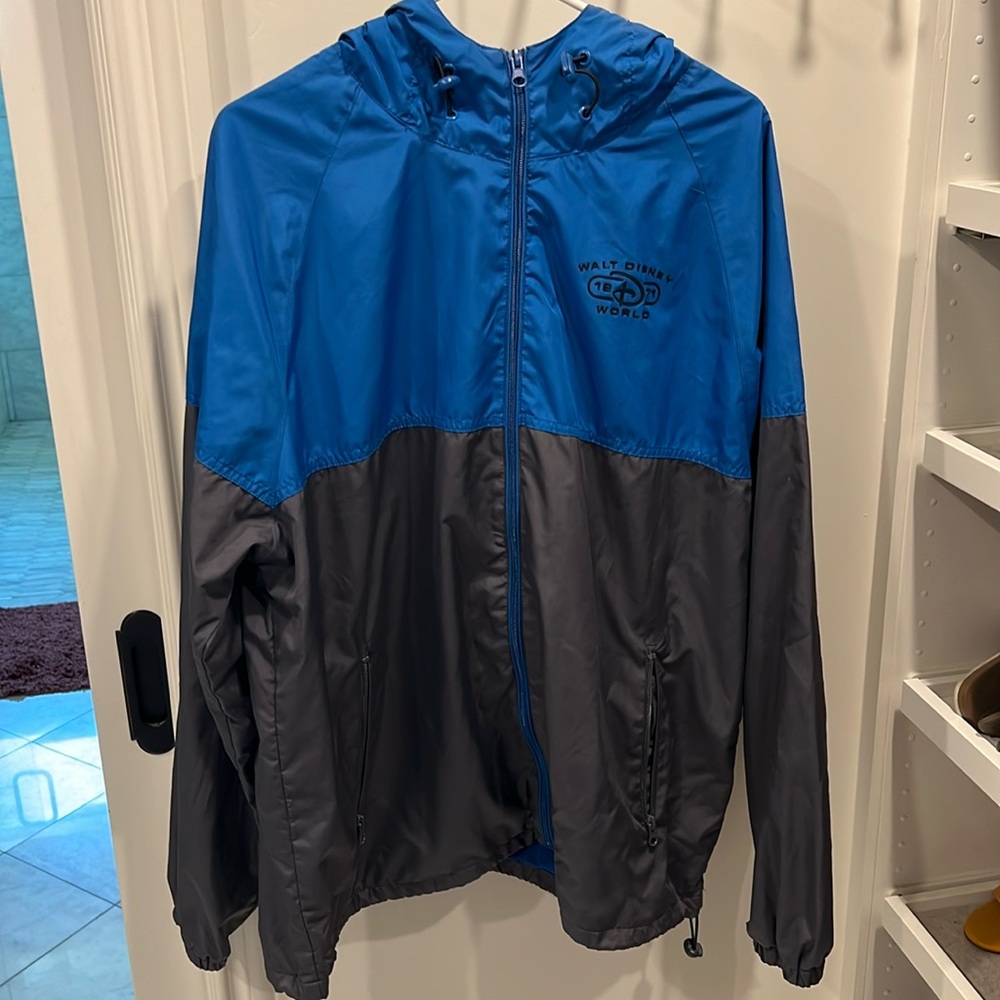 Men’s Disney water resistant windbreaker. Excellent condition!